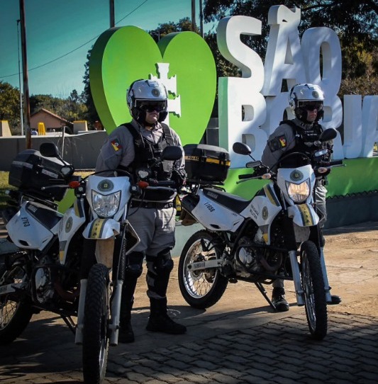 Motociclista foge da polícia e é detido com CNH suspensa e veículo irregular
